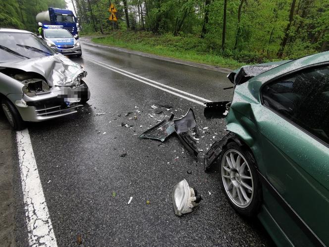 Groźny wypadek w Łękawce, przy skręcie na Piotrkowice. Poważne obrażenia kierowcy fiata