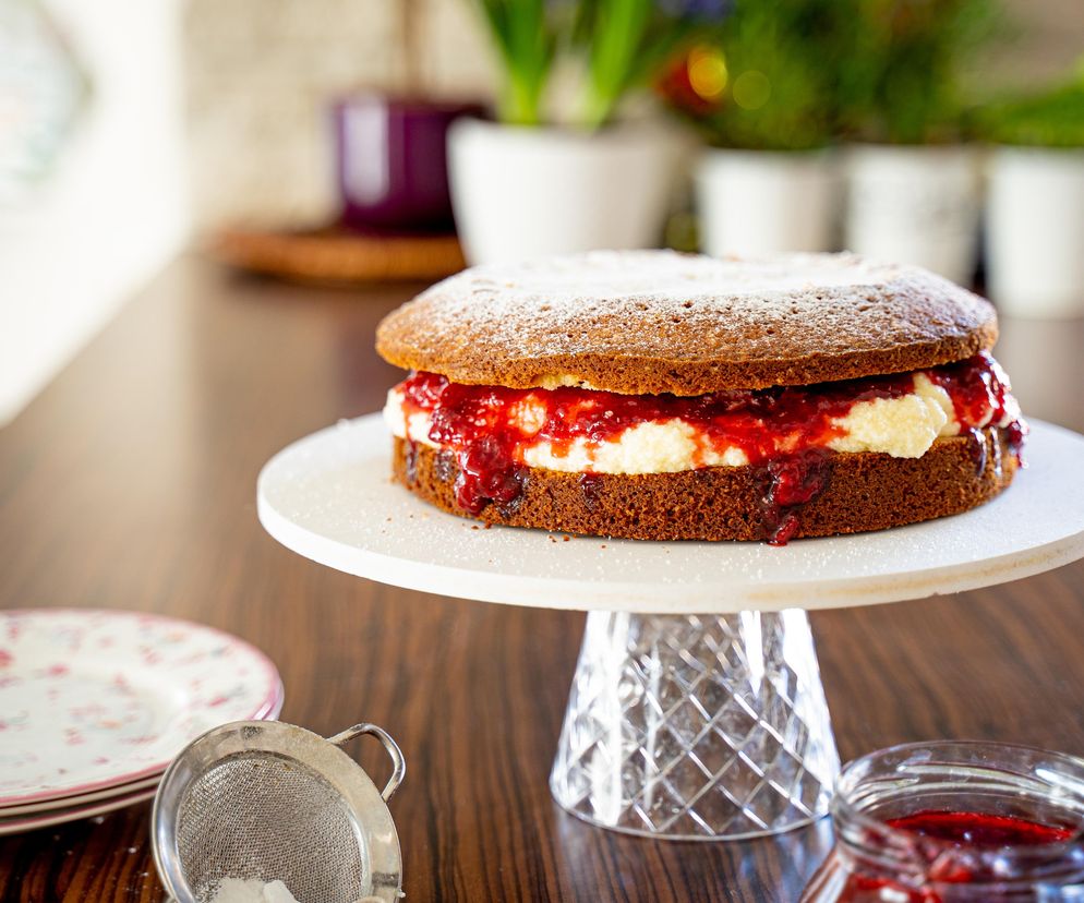 Brytyjczycy uwielbiają to ciasto. Kanapka Victorii to idealny sposób na słodką przekąskę