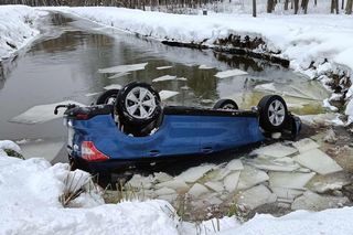 Subaru wpadło do rowu melioracyjnego. Dwie osoby nie żyją