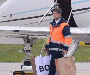 Robert Lewandowski ze szpanerką siatą wysiadł z samolotu