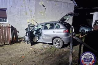 Samochód wbił się w budynek. 30-latek zginął na miejscu, pasażer walczy o życie