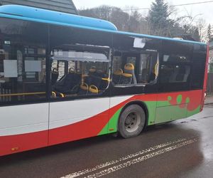 Województwo lubelskie. Przewoził gałęzie. Rozbił szyby w autobusie