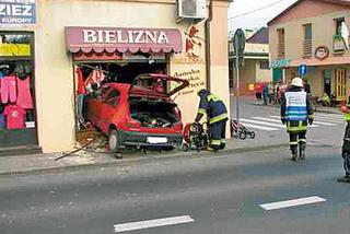 Peugeot wjechał do sklepu