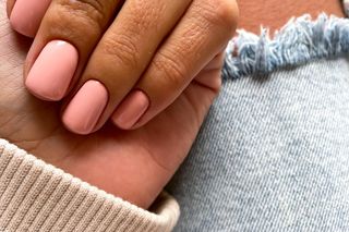 Minimalistyczne, eleganckie, pasują do wszystkiego. Princess nails to najmodniejszy manicure na lato 2025