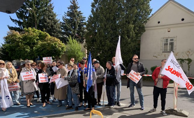 Protest pracowników lubelskiego szpitala. Chodzi o kontrakt z NFZ