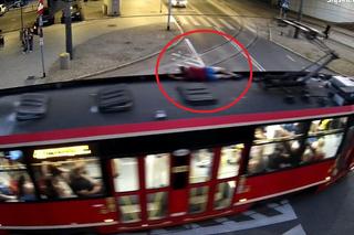 Leżał na dachu jadącego tramwaju. 30-latek ukarany wysokim mandatem. Skrajnie nieodpowiedzialne zachowanie