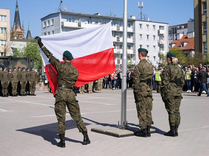 Ponad stu żołnierzy na Placu Solidarności w Olsztynie. Złożyli uroczystą przysięgę [ZDJĘCIA]