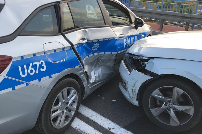 Policjanci SIŁĄ wyciągali kierowcę z KRADZIONEGO auta! Sceny jak z filmu w okolicach Piły [ZDJĘCIA]