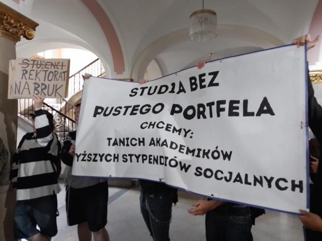 Protest studentów przed rektoratem UAM