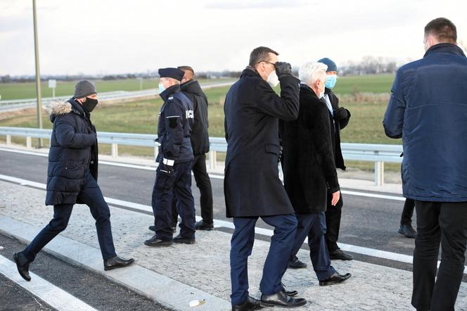 Policja chroni Morawieckiego przed rolnikami