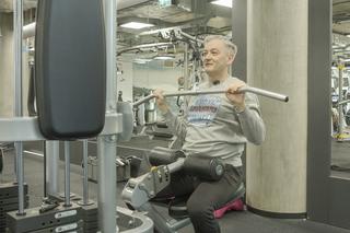 Robert Biedroń ćwiczy na siłowni 