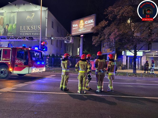  Warszawa: mężczyzna wszedł na billboard i groził że skoczy