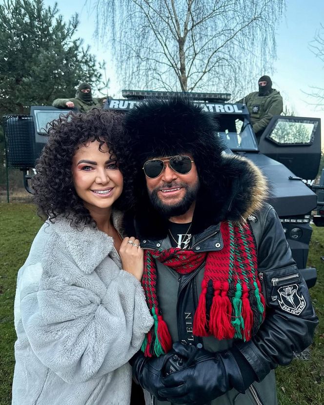 Krzysztof Rutkowski w futrzanej czapie większej niż afro jego żony. Co za stylówka z okazji WOŚP!