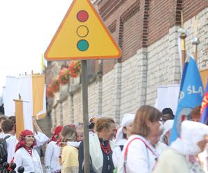 Tysiące kobiet i dziewcząt na pielgrzymce do Piekar Śląskich. Jestem w Kościele, więc idę