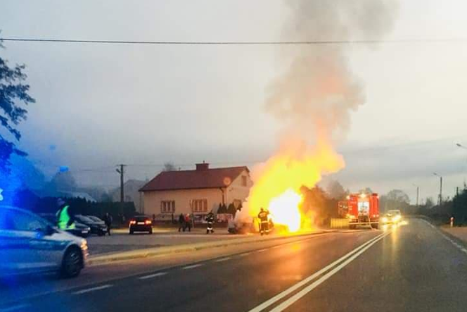 Pożar osobówki w Wólce Niedźwiedzkiej