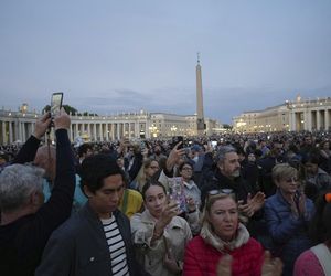 Hołdy na Placu Świętego Piotra.