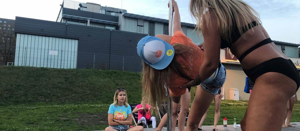 ESKA Summer City ćwiczyła pole dance na plaży razem z Pole Dance Insitute