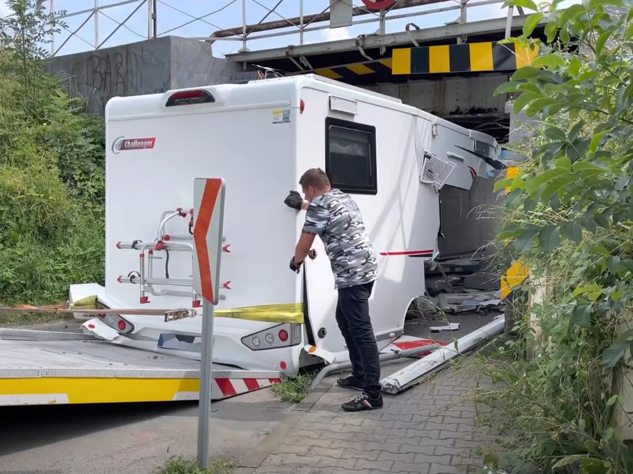 Wymarzony urlop przemienił się w koszmar. Kamper nie zmieścił się pod wiaduktem w Opolu