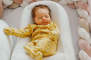 Pozycjonery snu – czy twoje dziecko ich potrzebuje? Pediatra wyjaśnia 
