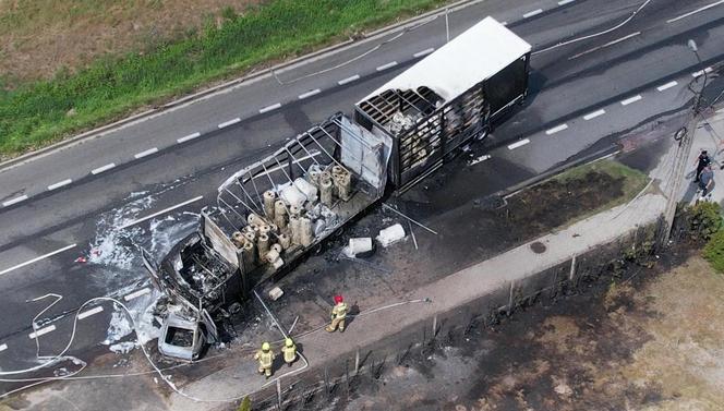 Dębówka. Tir zderzył się z osobówką. Oba pojazdy spłonęły!