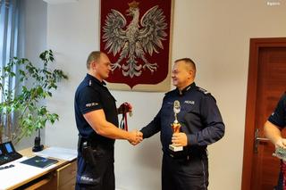 Policjanci jak dęby