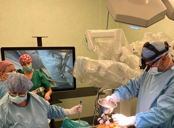 Bydgoscy lekarze z Jurasza zrobili pierwszą taką w Polsce operację nowotworu. Sięgał aż do serca