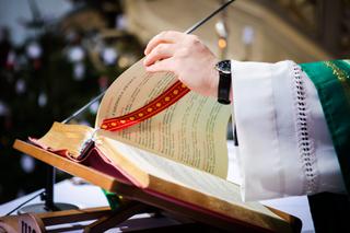 Ksiądz: zarabiam 1500zł miesięcznie, wszystko wydaję w internecie