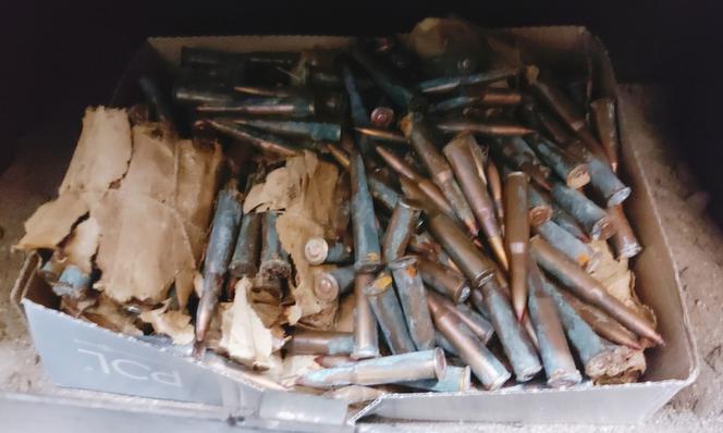 Mieszkaniec Wielbarka podczas grzybobrania ujawnił w lesie kilkaset sztuk amunicji karabinowej