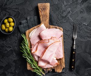 Szynka gotowana, jakiej jeszcze nie jadłeś – ultra krucha, soczysta i pełna aromatu!