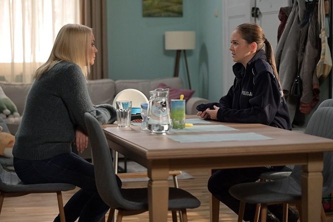 Pierwsza miłość, odcinek 3964: Młoda policjantka zamiesza w życiu Emilki i Bartka. Piękna Adrianna zainteresuje się Miedzianowskim - ZDJĘCIA