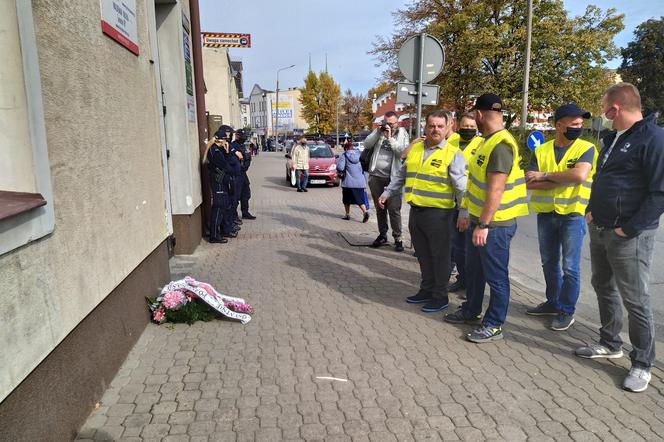 Rolnicy z okolic Siedlec złożyli symboliczny wieniec żałobny pod biurem posła Krzysztofa Tchórzewskiego