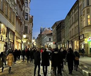 Zabytkowy tramwaj stanął przy dworcu kolejowym w Cieszynie