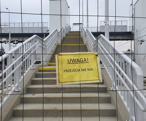  Takiego absurdu w Warszawie już dawno nie było. Mieszkańcy Pragi załamani po budowie kładki nad torami