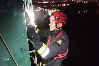 Tak parkują w Krakowie. Hulajnoga elektryczna na szczycie kładki nad Wisłą