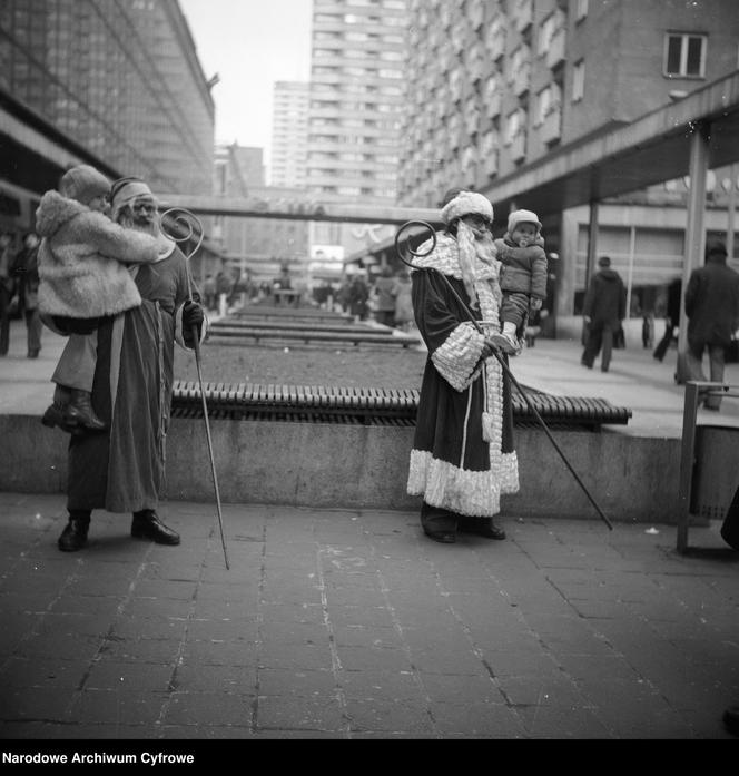 Mikołaj w pasażu za Domami Towarowymi Centrum - 1976 r.