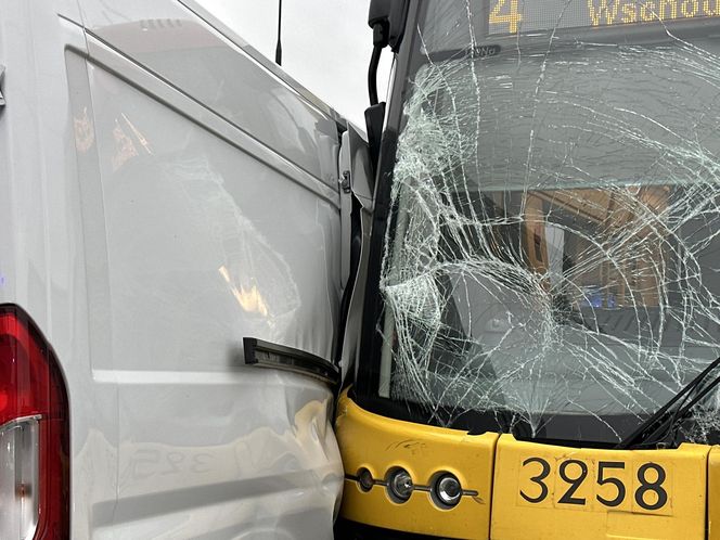 Tramwaj uderzył w busa na Annopolu. Poważny wypadek, motorniczy ranny