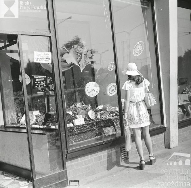 Przed wystawą sklepu z zegarami, 1975 rok