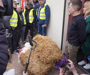 Protest rolników w Białymstoku. Siano i obornik przed biurem marszałka Hołowni