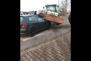 Oświęcim: spektakularne zderzenie osobówki z ciągnikiem! Nie do wiary 