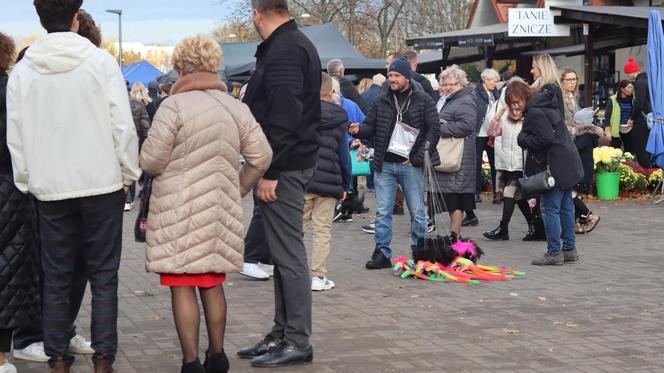 Oprócz znicza można było kupić kebaba. Tłumy przy cmentarzy na lubelskim Majdanku. Zobaczcie!