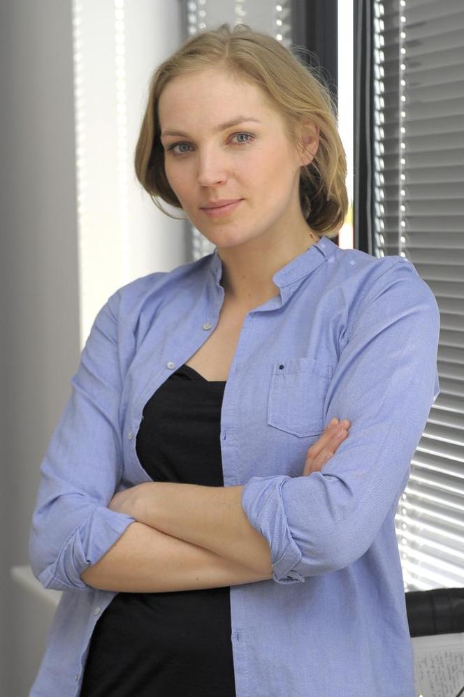 Dominika Figurska na planie serialu "Na Wspólnej" w 2011 roku