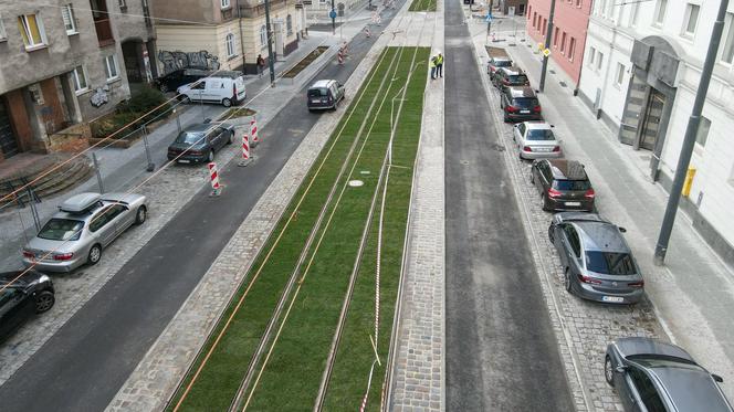 Będzie zieleniej na Wierzbięcicach. We wrześniu gotowy będzie nowy chodnik i jezdnia