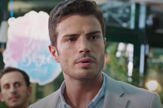 Melis organizuje baby shower w knajpie, w której pracuje Zeynep.