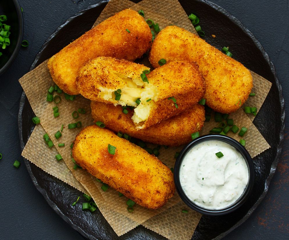 Pieczone kotlety z gotowanych ziemniaków: przepis na kotlety ziemniaczane z serem