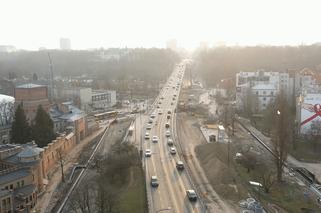 Dron przyłapał kierowców. Tak ignorują buspasy na Trasie Łazienkowskiej