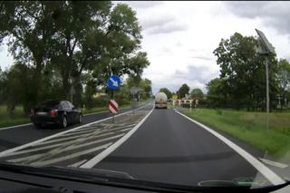 Ten pirat drogowy w kilka chwil uzbierał 30 punktów karnych! Jak to się stało? ZOBACZ [WIDEO] z nagraniem brawurowej jazdy