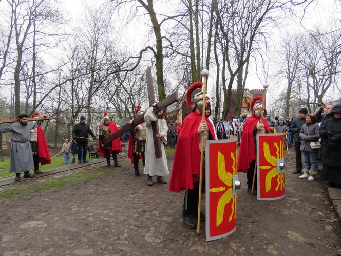 Misterium Męki Pańskiej na kalwaryjskim wzgórzu w Piekarach Śląskich