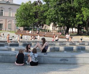 Kąpanie się w miejskiej fontannie w Lublinie 