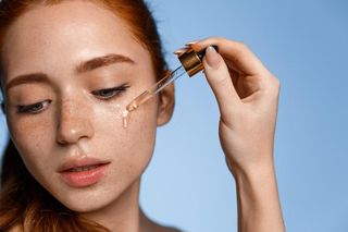 Planujesz wakacyjny wyjazd? Tych 8 kosmetyków MUSISZ mieć w swojej kosmetyczce!