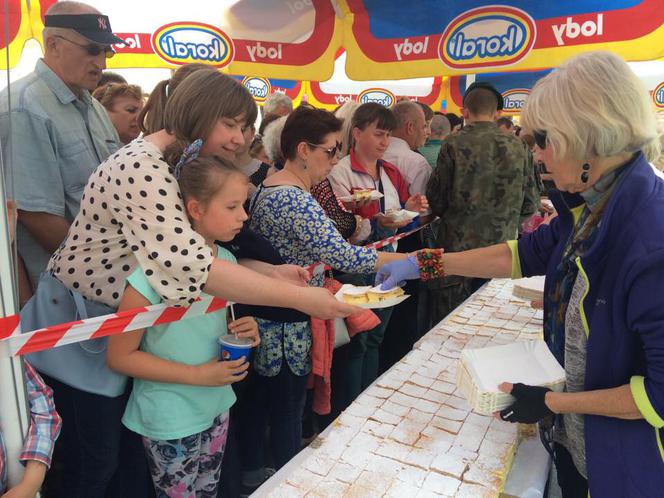 Gigantyczna kremówka papieska w Rzeszowie już rozdana!